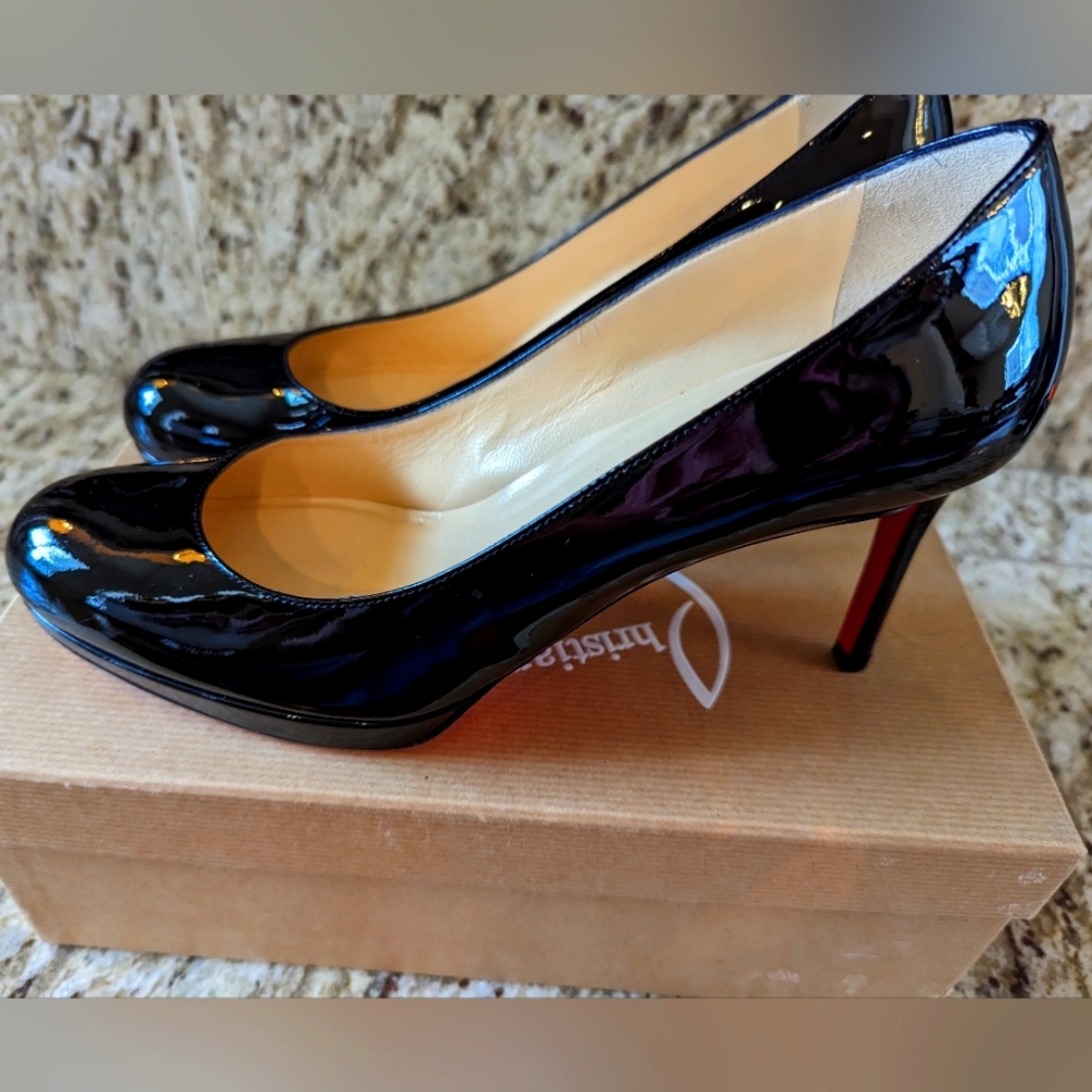 Christian Louboutin 9.5 simple black patent pumps heels